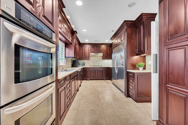 Building Photo - 326 N Doheny Dr