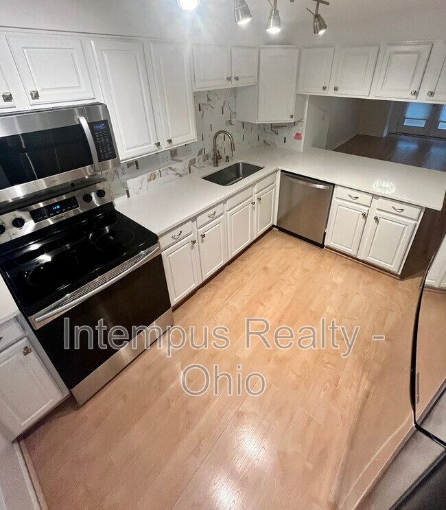 Building Photo - 2071 Stratford Ct