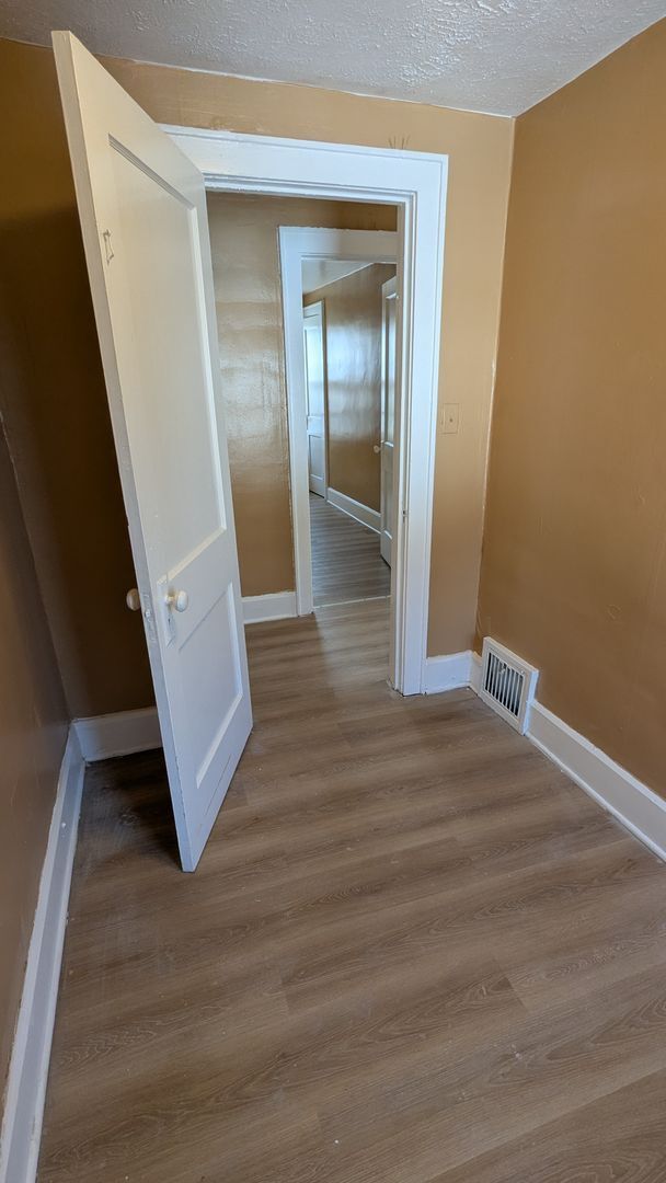 Building Photo - A charming 3-bedroom, 1.5-bathroom home located in the vibrant city of Akron