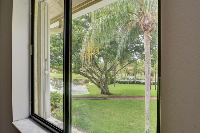 Building Photo - 1105 Maplewood Dr