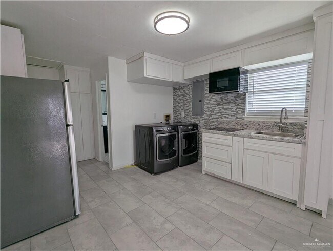 Building Photo - 6 Taylor N Rd