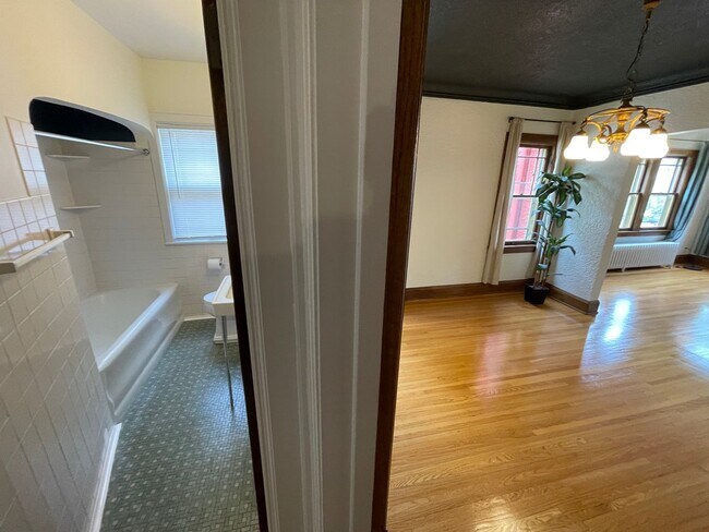 Building Photo - 3015 W 43rd St