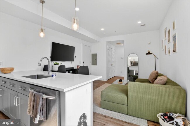 Building Photo - 304 Master St