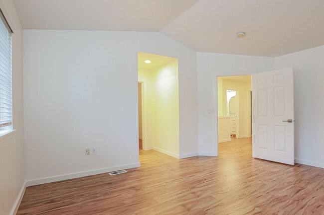 Building Photo - Newly Remodeled 3 bed 2.5 bath Townhome for Rent in Willow Grove Community