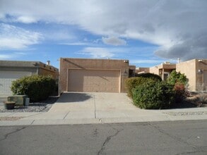 Building Photo - Two Bedroom Two Bathroom Two Car Garage in popular NE heights Neighborhood