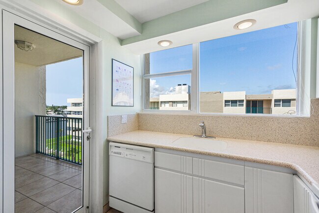 Building Photo - 1236 Hillsboro Mile