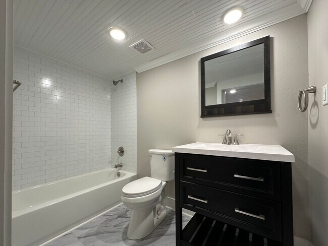 Building Photo - Historic Apartments on Main Street