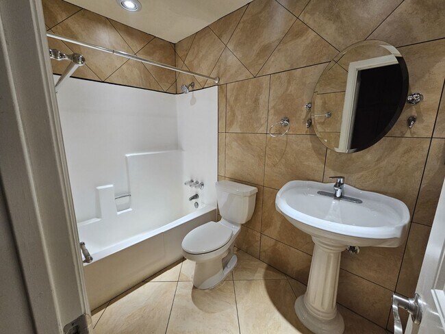 Building Photo - Beautifully renovated 2 bedroom 2 bath One car parking stall Laundry room onsite Courtyard Gated ...