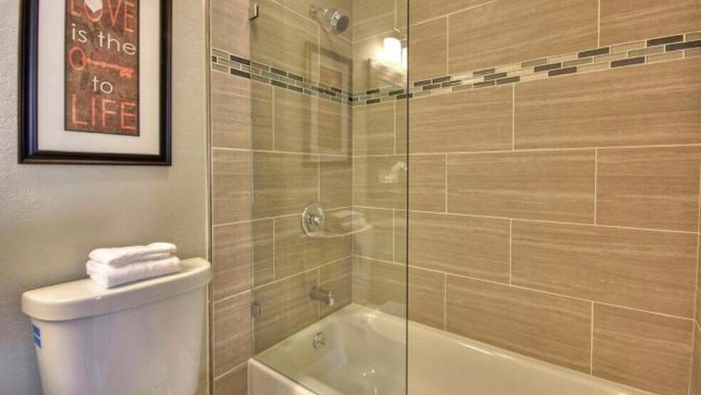 Upstairs bathroom - 1348 Daniel Ct