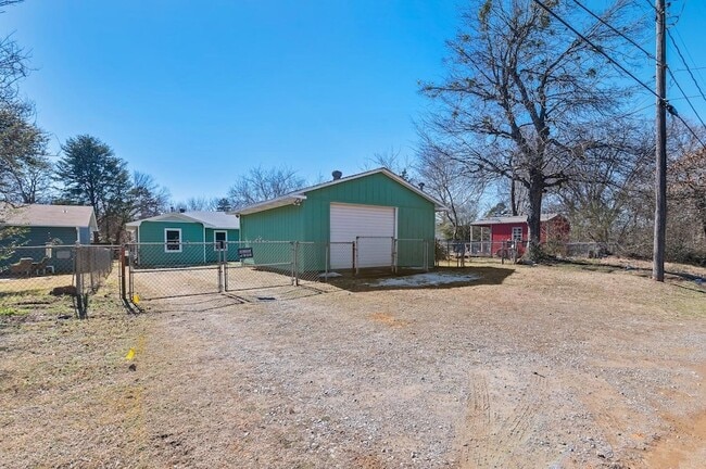 Building Photo - 423 E Morton St