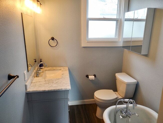 Building Photo - 506 SE 6th Ave