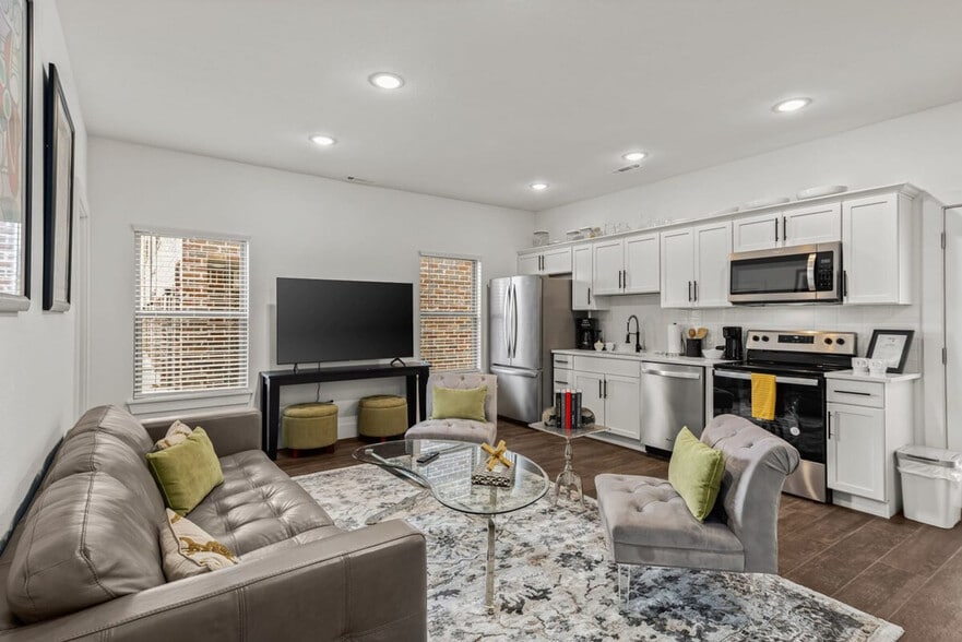 Primary Photo - 2612 SW Livingston Square