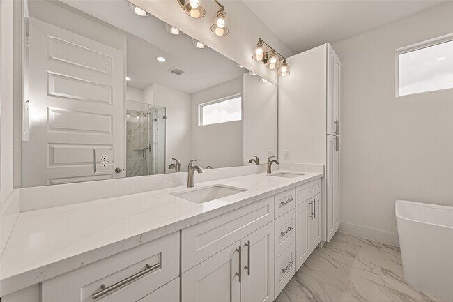 Building Photo - 1502 Hussion St