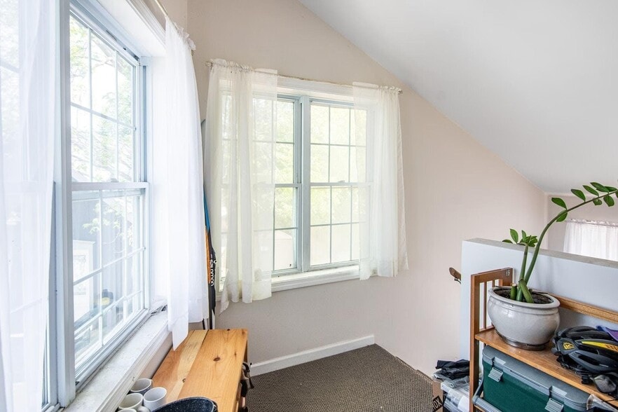 Private entrance with large sunny windows - 44 North Ave