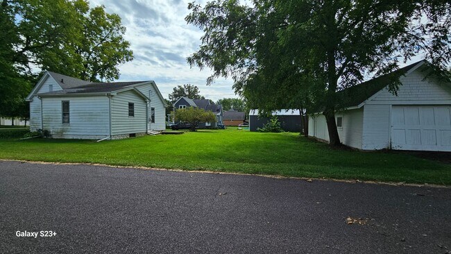 Building Photo - Spacious 2bdrm in Minier