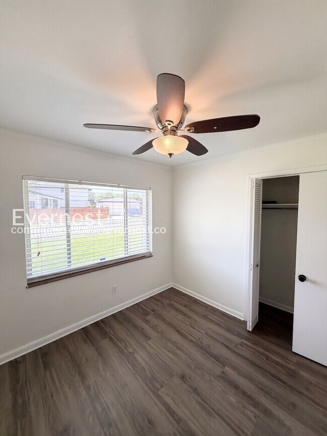 Building Photo - 4 Bed/2.5 Bath Home with Detached Garage / Available Now!