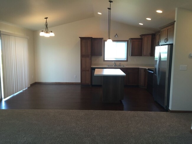 Building Photo - 3 Bed 3 Bath Twin Home