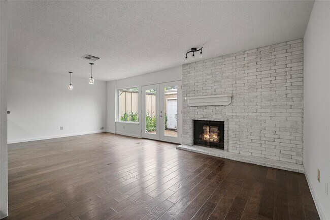 Building Photo - 2387 Crescent Park Dr