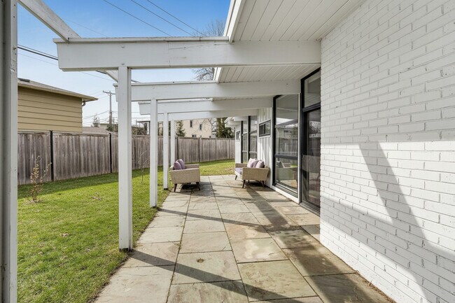 Building Photo - 2649 Crawford Ave