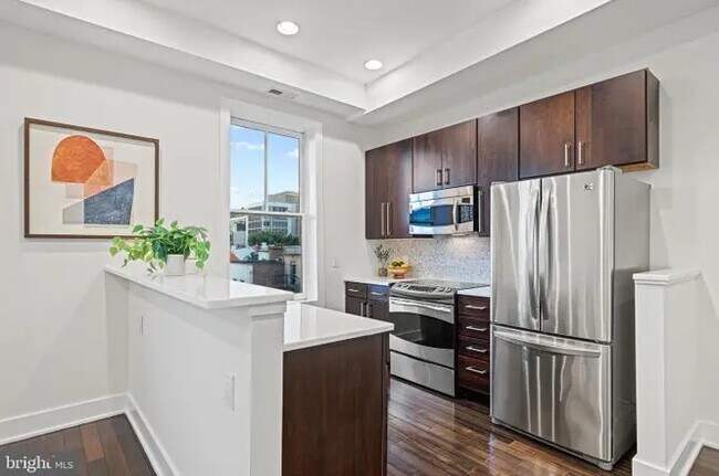 Building Photo - 907 N St NW