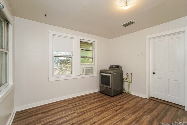 Building Photo - 115 E Lambert St