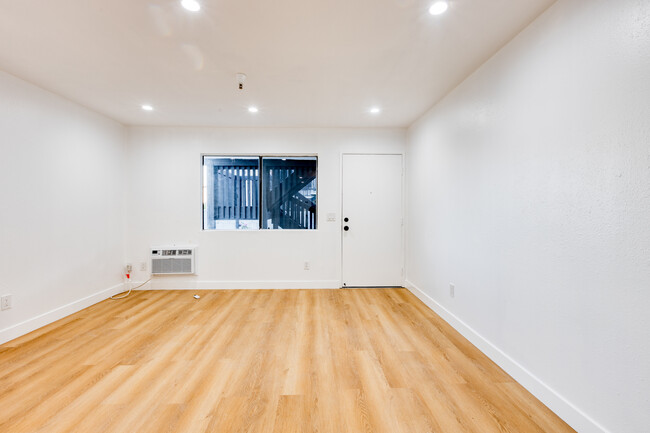 Building Photo - 3296 Franklin Ave