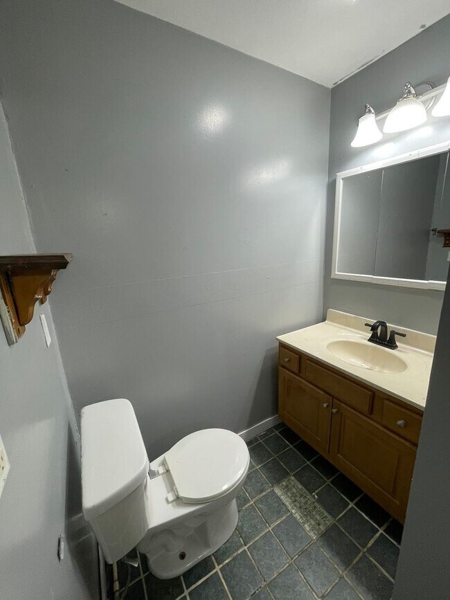 Building Photo - Spacious Single Family Home