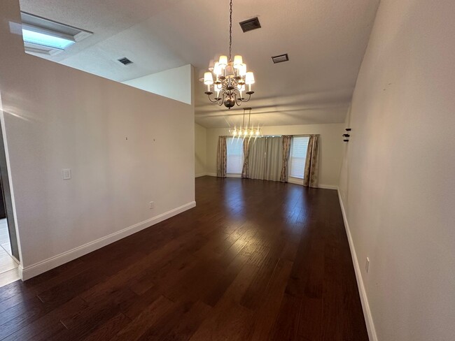 Building Photo - Must see spacious 4/2 home in beautiful We...