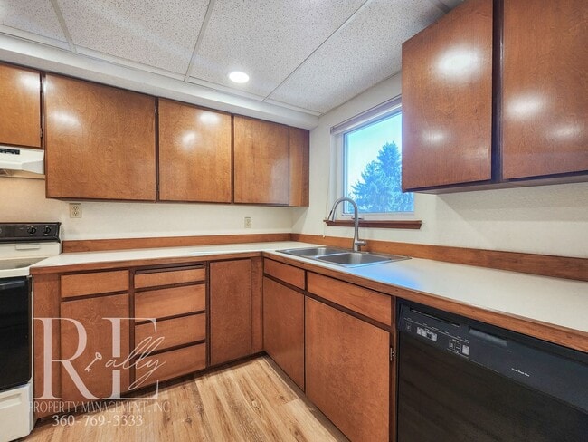 Building Photo - Waterfront Views & Peaceful Living – 2BR w...