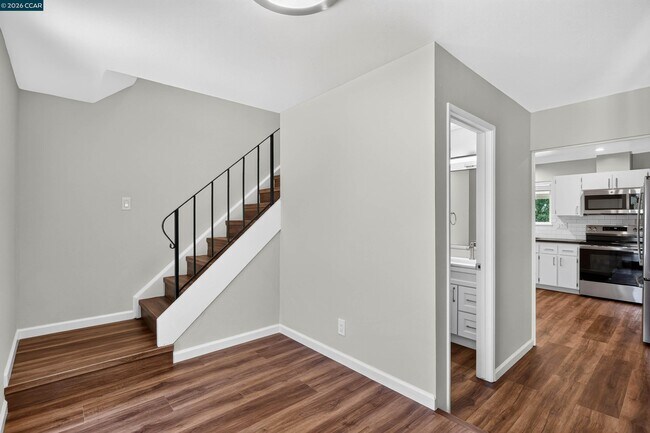 Building Photo - 121 Violet Rd