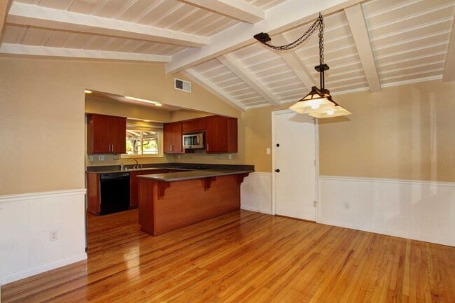 Building Photo - Adorable College Green 3 BDRM 2 BATH available early-mid January!