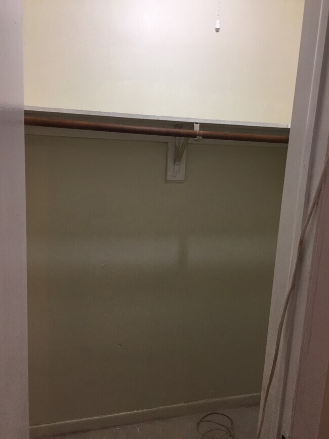 Building Photo - Large 3-1 house in the Manors  with big backyard and central air