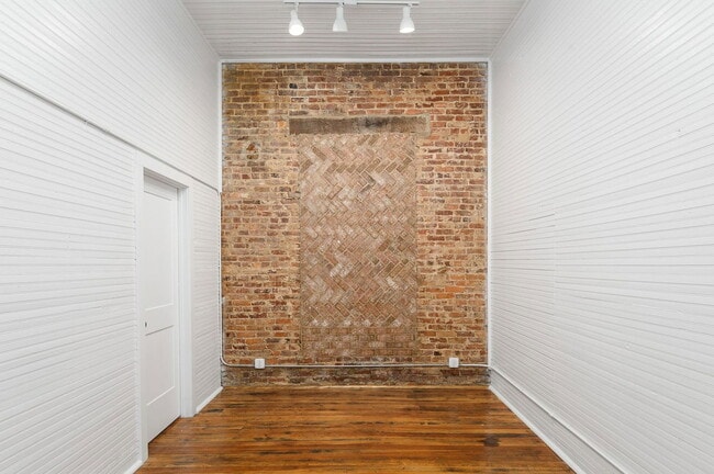 Building Photo - 1403 Huntsville Rd