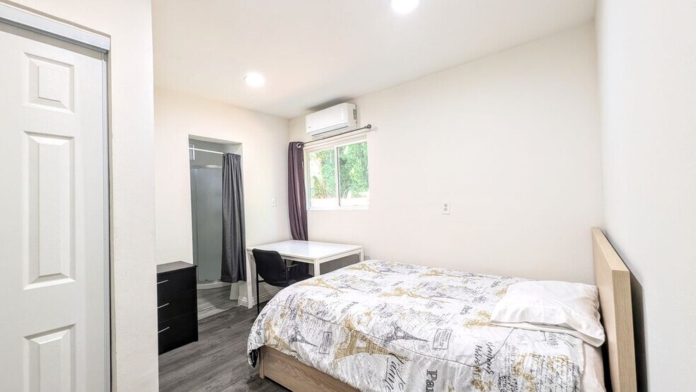 Primary Photo - 1293 1/2 W 37th Dr