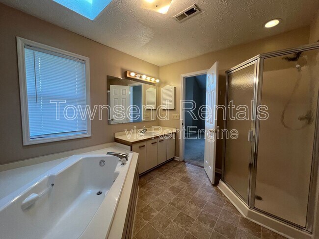 Building Photo - 950 Stewarts Creek Dr