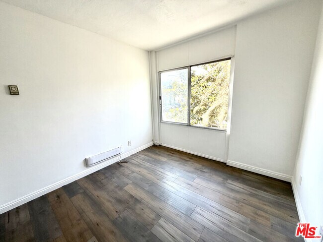 Building Photo - 250 Linden Ave