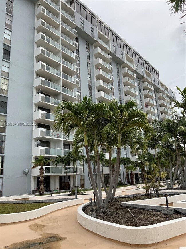Building Photo - 13499 Biscayne Blvd