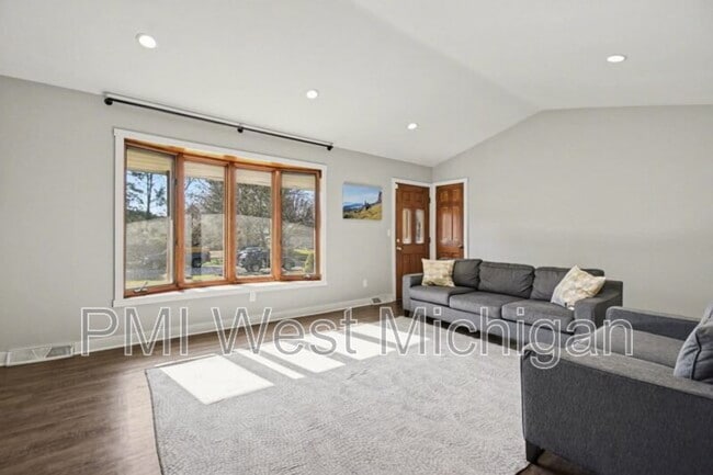 Building Photo - 6593 Crownpointe Dr SW