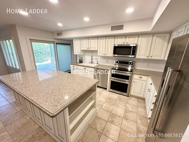 Building Photo - 8084 E Del Laton Dr