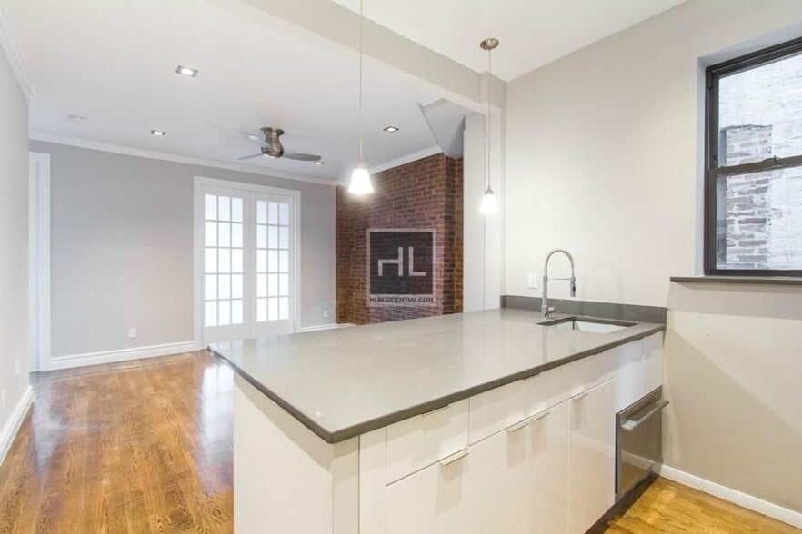 Building Photo - Mott Street