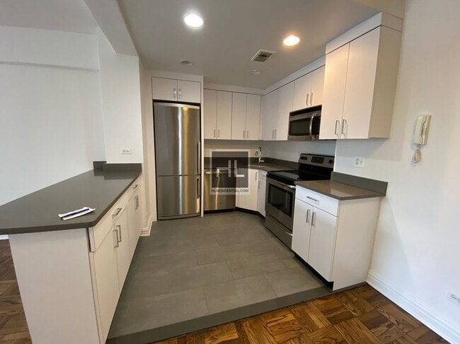 Building Photo - 219 E 69th St