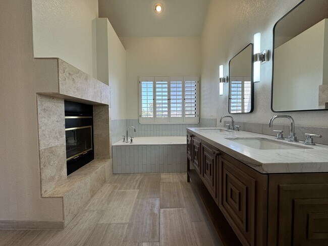 Building Photo - LUXURY LAKEFRONT GAINEY RANCH TOWNHOME WITH GOLF COURSE VIEWS – RESORT STYLE SCOTTSDALE LIVING!