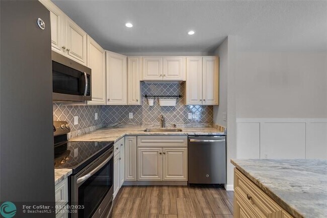 Building Photo - 160 Cypress Club Dr