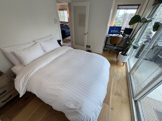 Building Photo - Charming and Rare 2BR/2BA/2Garage Parking ...