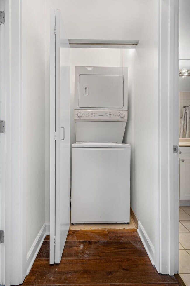 Building Photo - 330 N Jefferson St