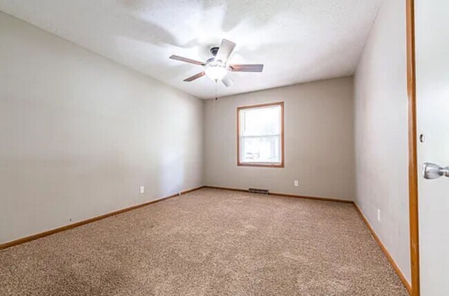 Building Photo - Large 4 Bedroom 3 Bath Home Available 7/15...