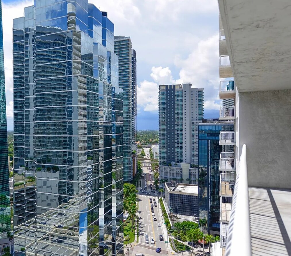 Building Photo - 1200 Brickell Bay Dr