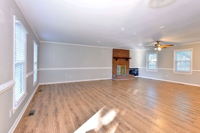 Building Photo - Updated, Spacious, Large Backyard in Newpo...