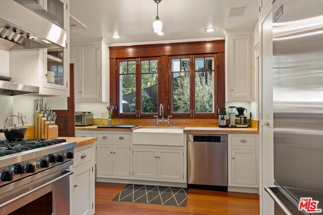 Building Photo - 8050 Jovenita Canyon Dr