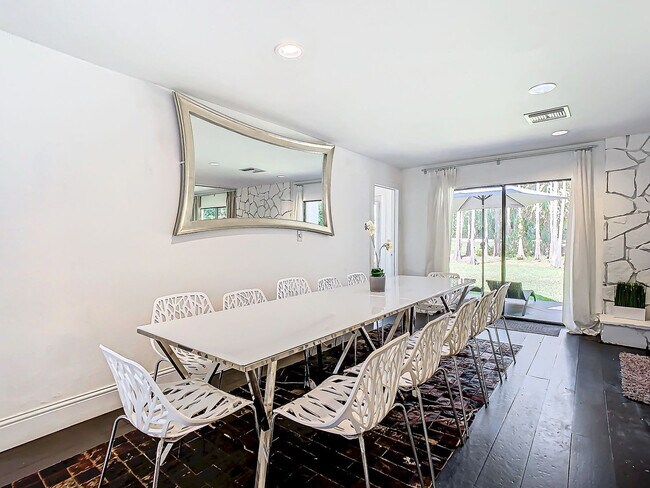 Building Photo - 5700 Saddlebrook Way